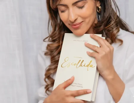 Bio Ela é escolhida devocional